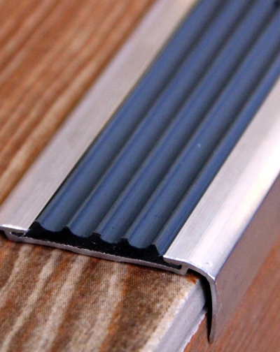 Угловой алюминиевый профиль с резиновой вставкой
